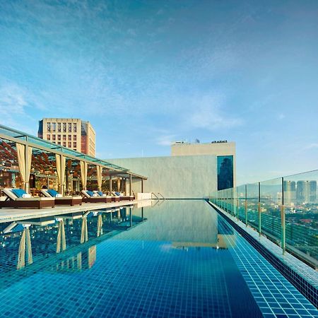 Hotel Stripes Kuala Lumpur, Autograph Collection Exterior photo The swimming pool at the hotel