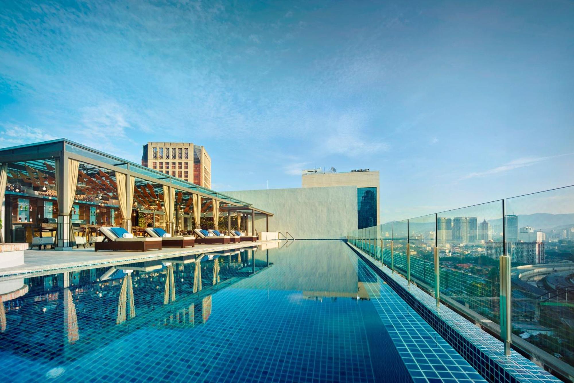 Hotel Stripes Kuala Lumpur, Autograph Collection Exterior photo The swimming pool at the hotel