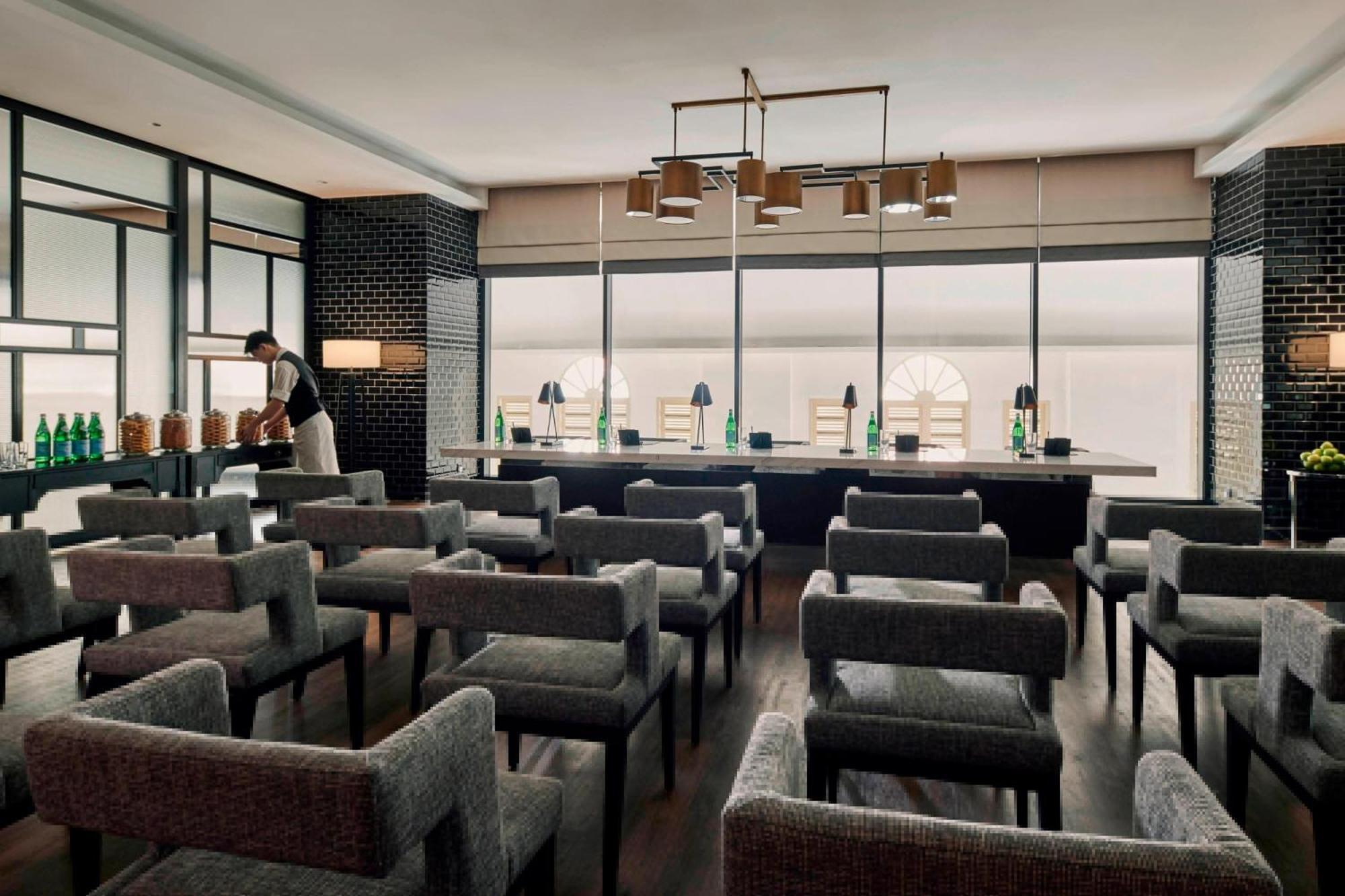 Hotel Stripes Kuala Lumpur, Autograph Collection Exterior photo The lounge at the airport