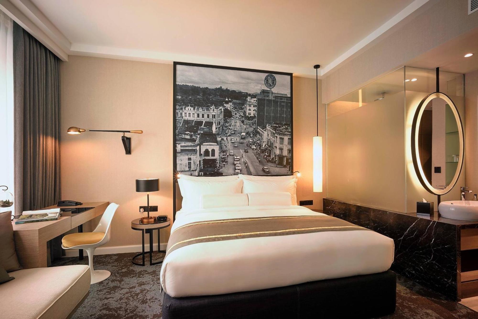 Hotel Stripes Kuala Lumpur, Autograph Collection Exterior photo Deluxe Room