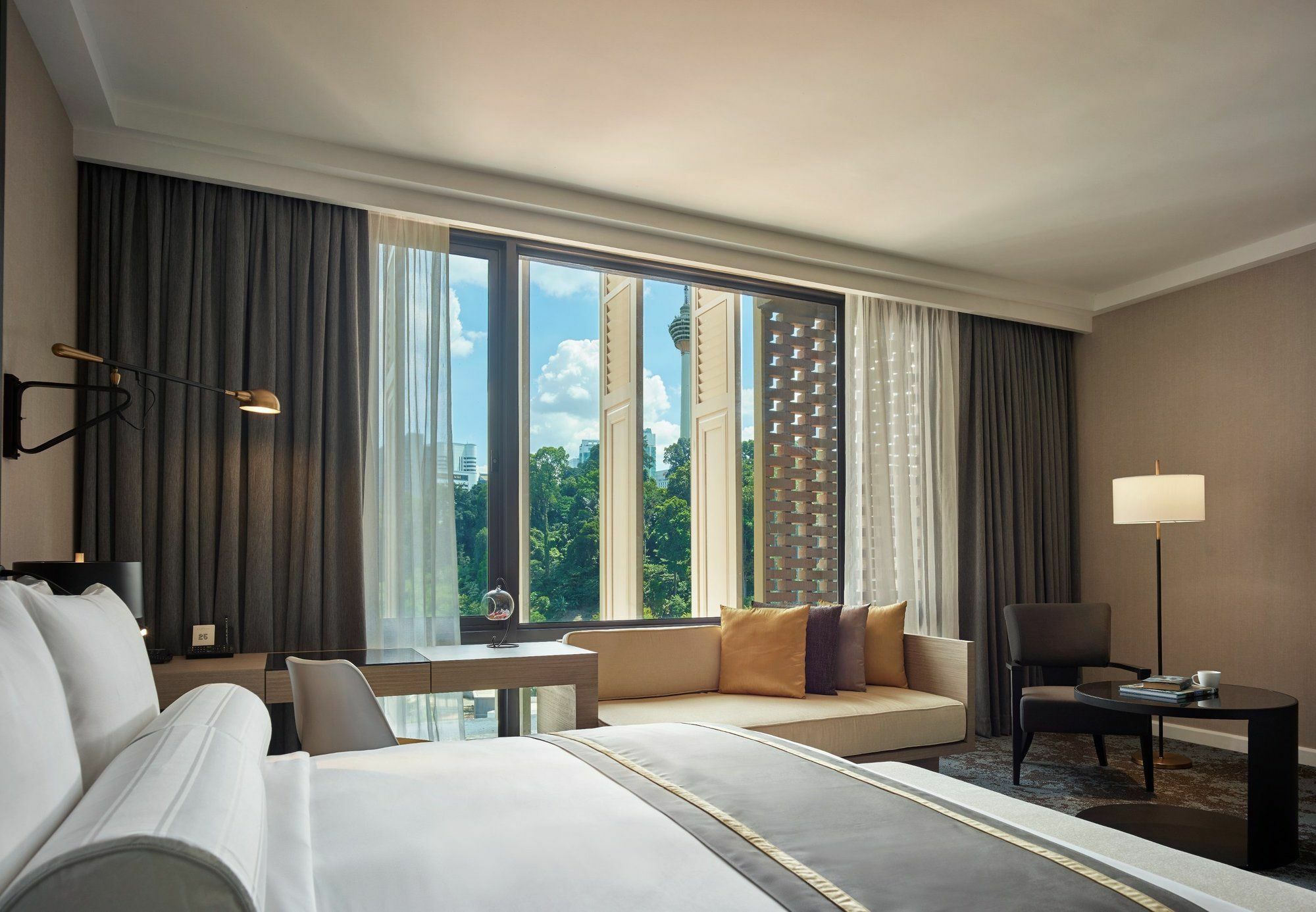 Hotel Stripes Kuala Lumpur, Autograph Collection Exterior photo Deluxe Room