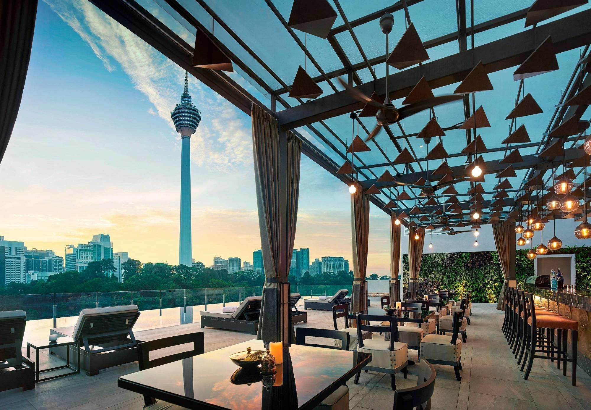 Hotel Stripes Kuala Lumpur, Autograph Collection Exterior photo The 360° Sky Bar